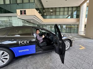 迈向氢能未来：科学、工艺及革新部长郑立慷率先试驾氢燃料汽车