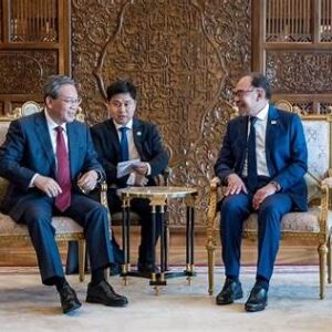 第46届东盟峰会晚宴在吉隆坡举行，安华与李强共商三方合作新篇章