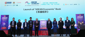 副揆⻅证《东盟经济》新书发布　SOMO 全球通系列区域巡回推介启航