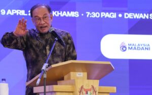 安华向公务员下达沟通令，公务员必须解释政策，并提出建设性反馈意见。