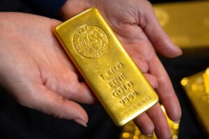 黄金本周暴跌超200美元！非农就业大超预期，12月加息概率升至72%，“黄金还能买吗”