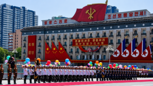 习近平时隔7年再访平壤！金正恩广场盛大欢迎，两国领导人锦绣山举行峰会