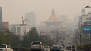 烟霾今日急剧恶化，砂拉越六地区升级至危险级别，斯里安最高达445，古晋408，半岛空气质量同日明显改善