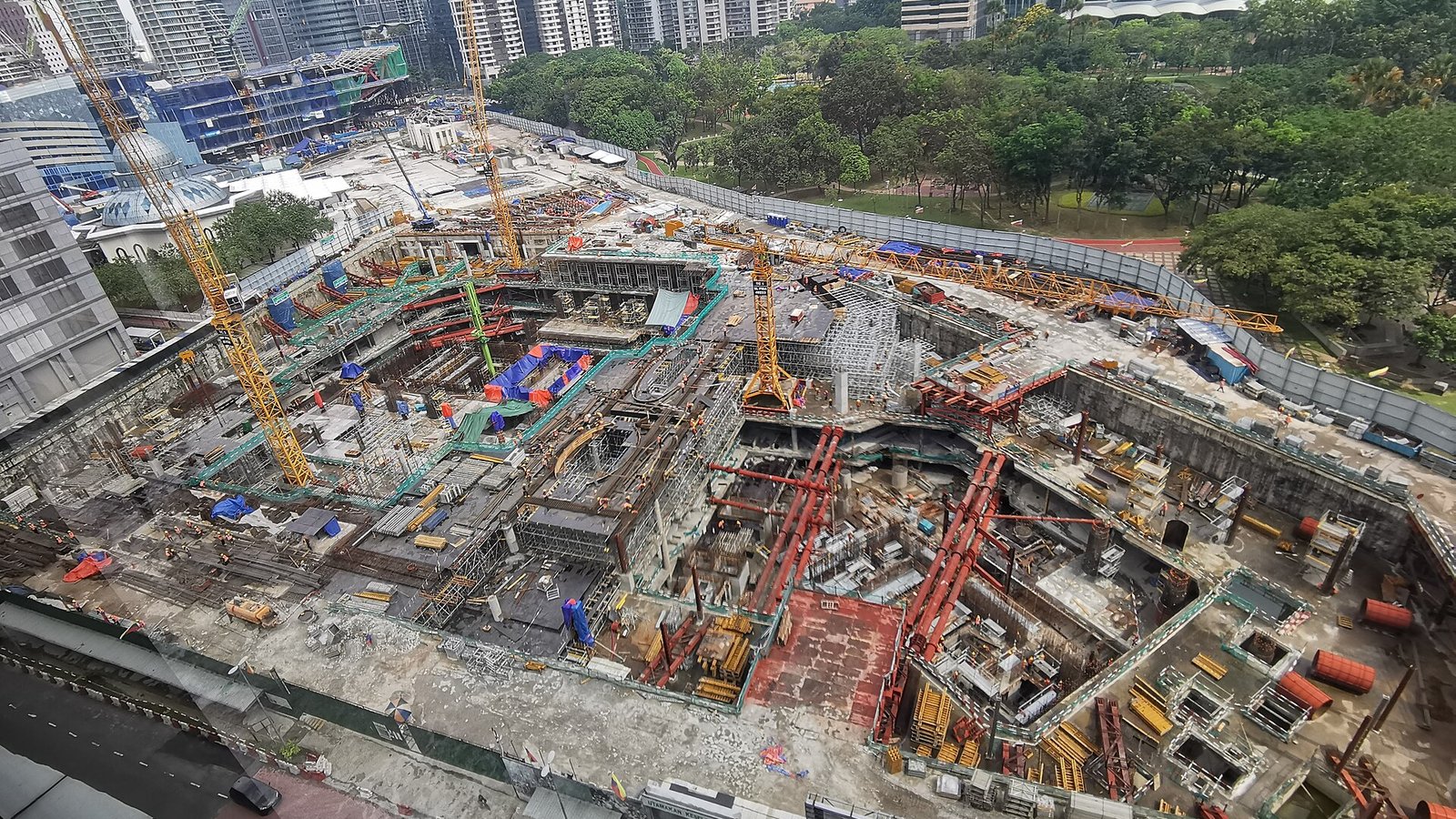 吉隆坡市中心一处大型建筑工地，多台塔吊与施工中的地基结构
