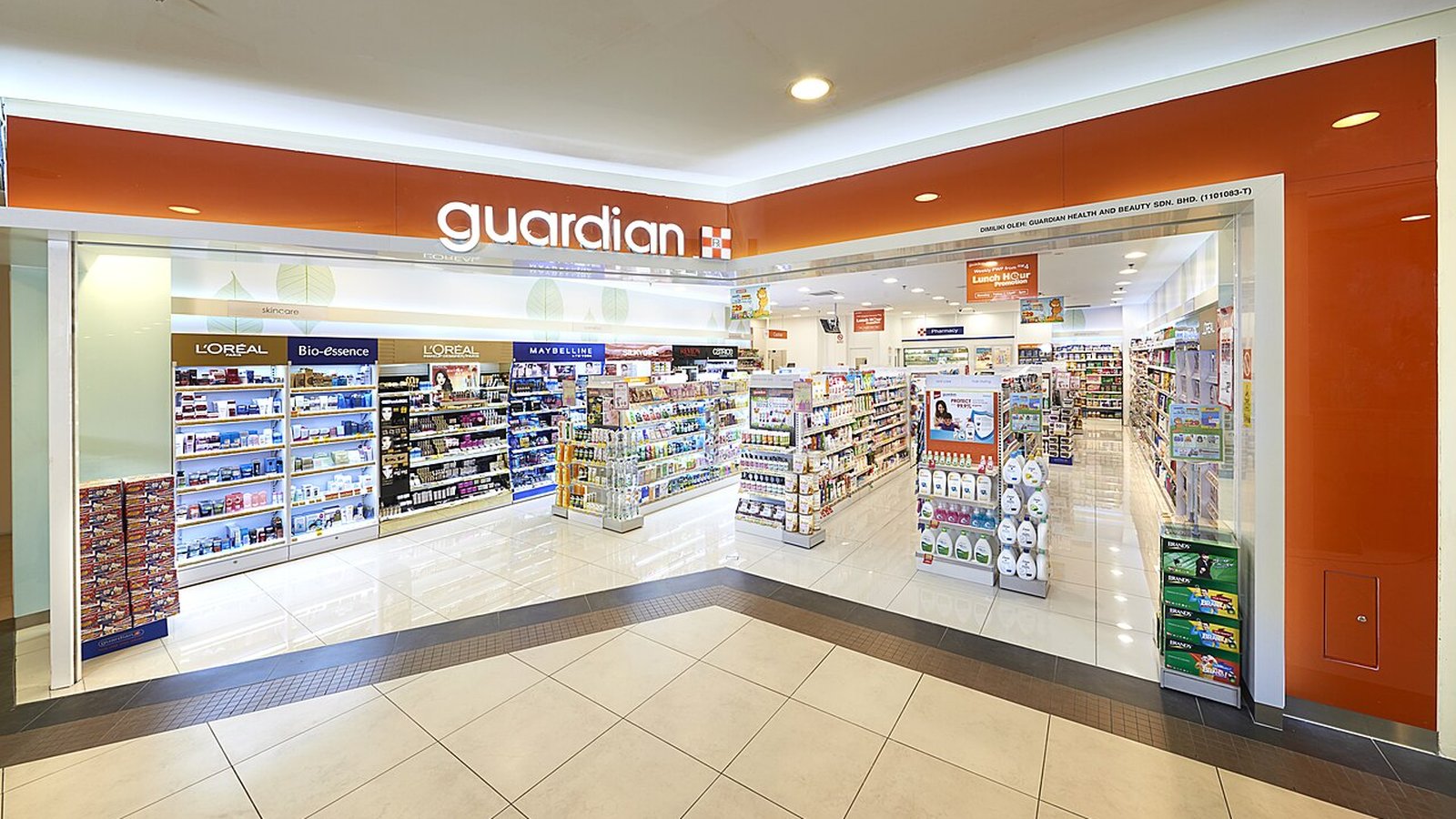 马来西亚一家 guardian 保健美容门市入口，货架陈列护肤与个人护理产品
