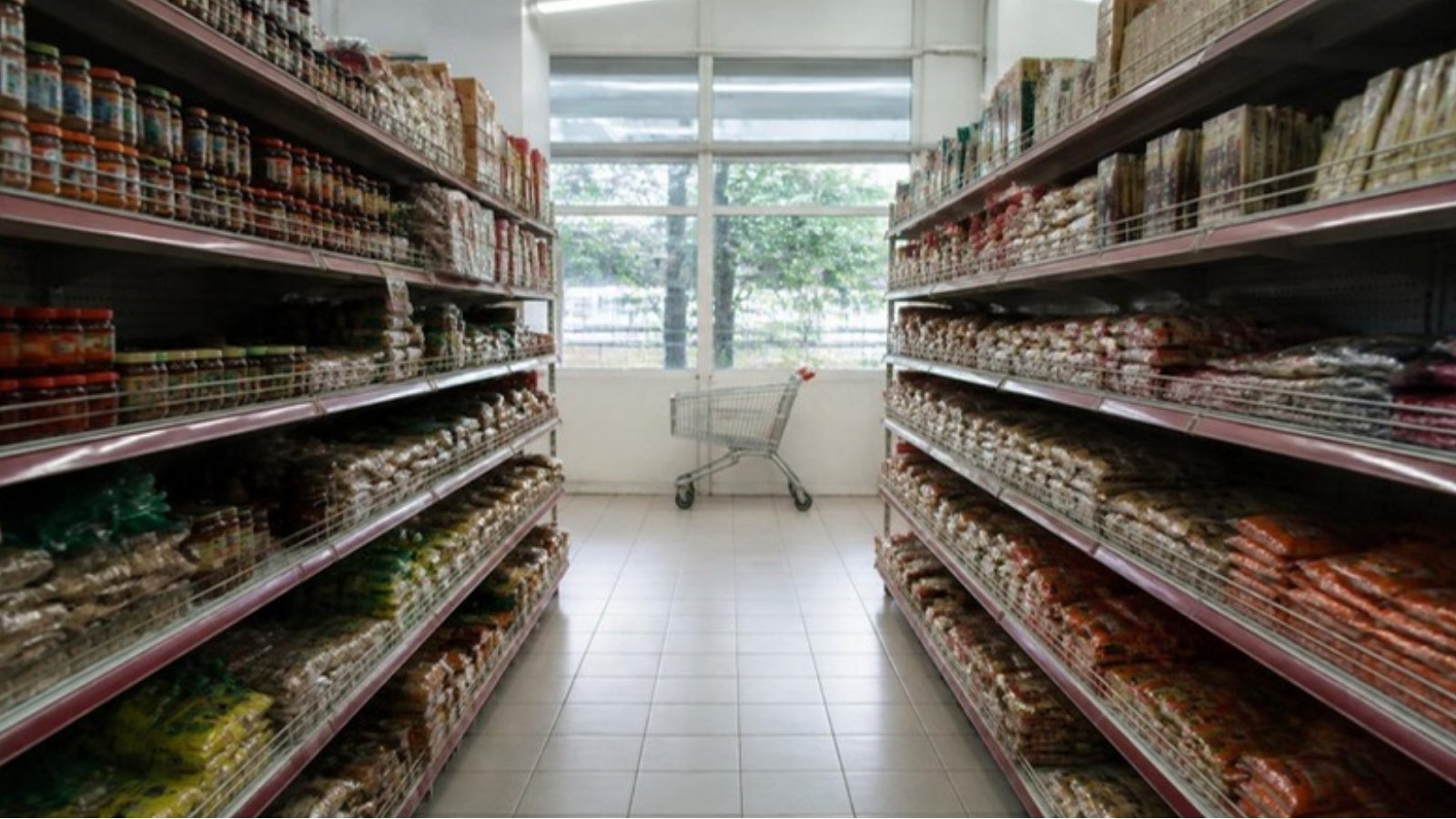 马来西亚超市货架上摆满包装食品的通道（示意图）