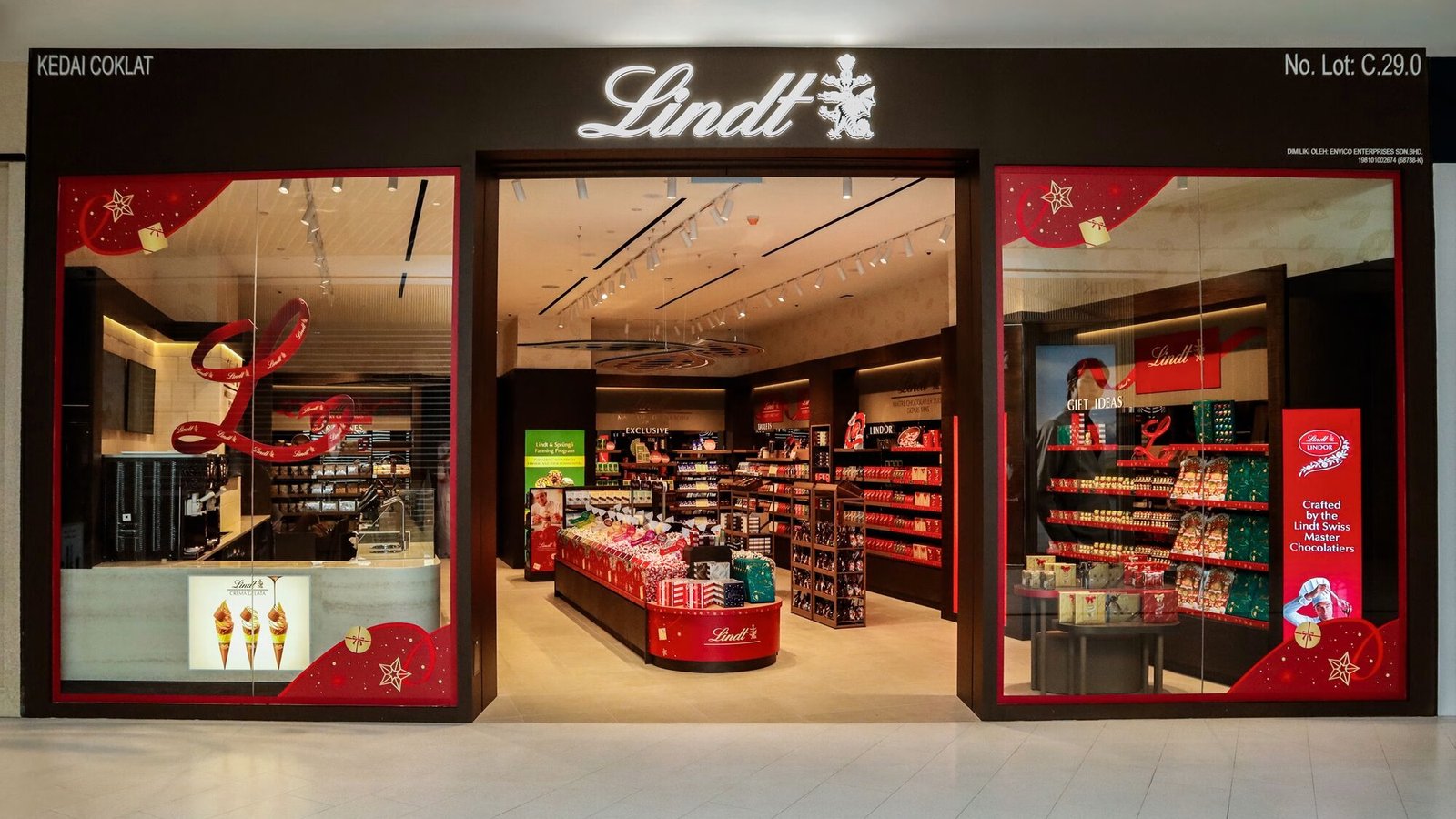 吉隆坡The Exchange TRX的Lindt门店外观，橱窗布置红色圣诞装饰