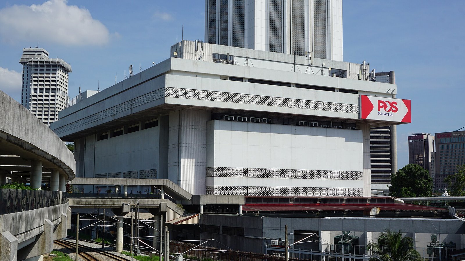 吉隆坡Pos Malaysia总部大楼外观，从吉隆坡火车站方向拍摄