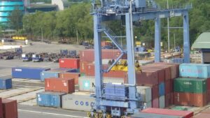 大马9月出口首破RM2000亿、按年增54.5%:券商上调全年预测,企业别把AI订单潮当常态
