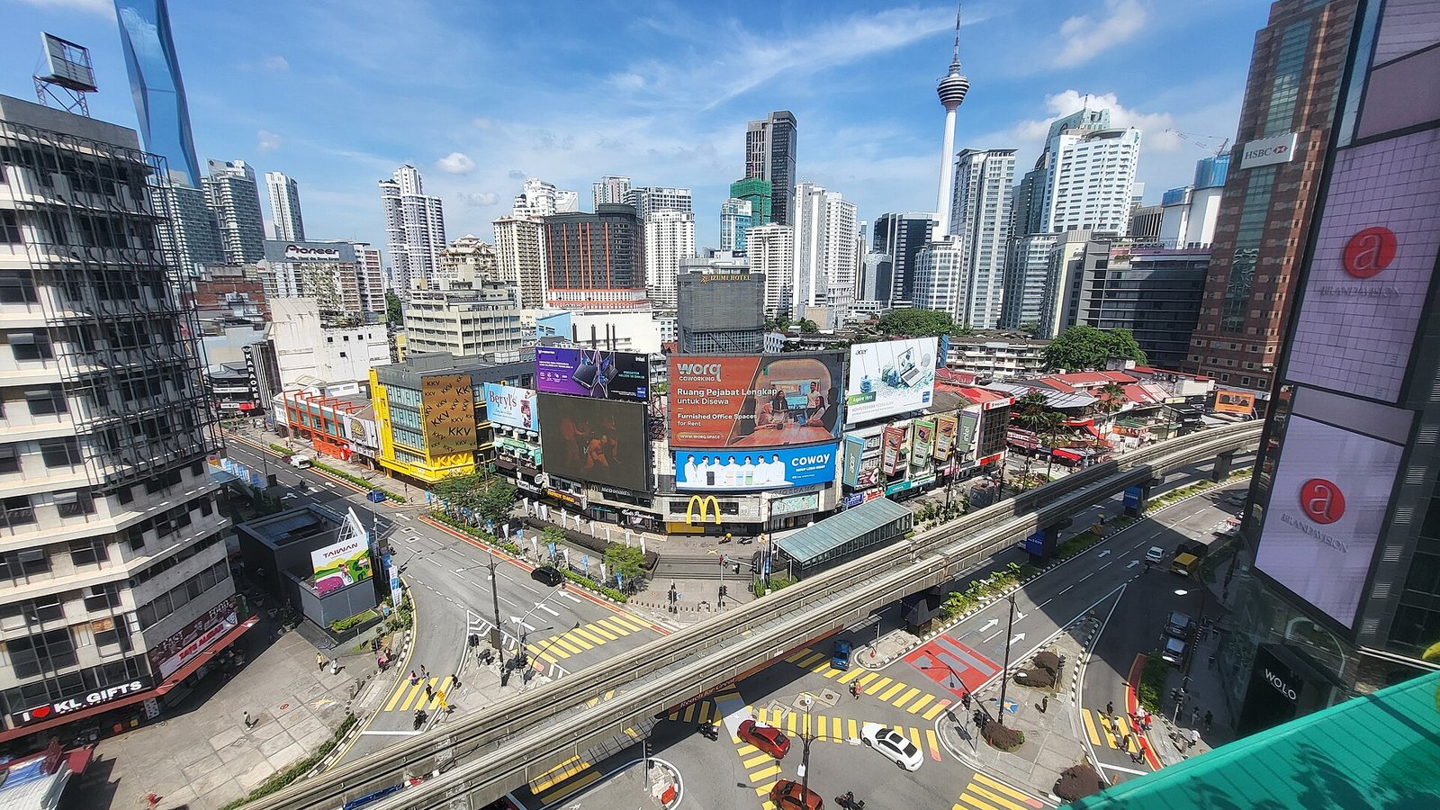 从吉隆坡Lot 10望向武吉免登十字路口，可见麦当劳门市、单轨列车轨道与周边商厦