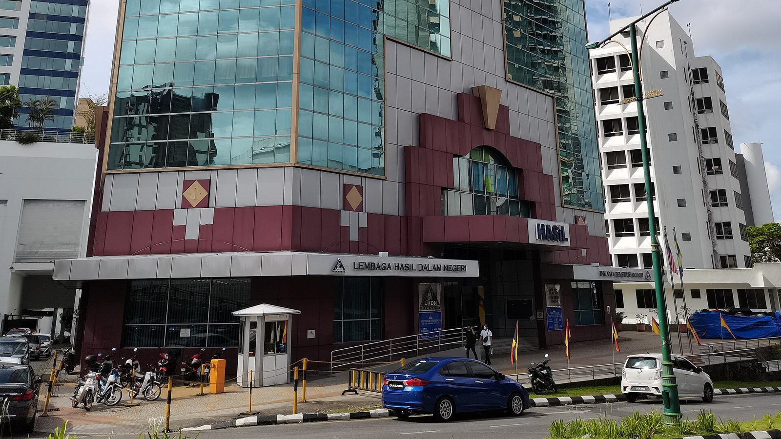 砂拉越古晋的内陆税收局（Lembaga Hasil Dalam Negeri）大楼外观