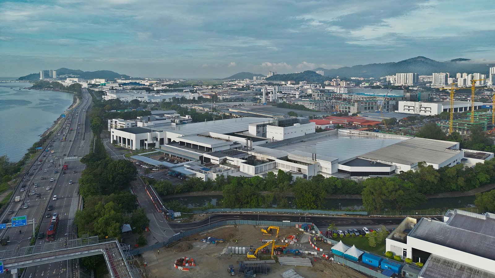 槟城峇六拜自由工业区航拍，厂房与高速公路沿海岸分布