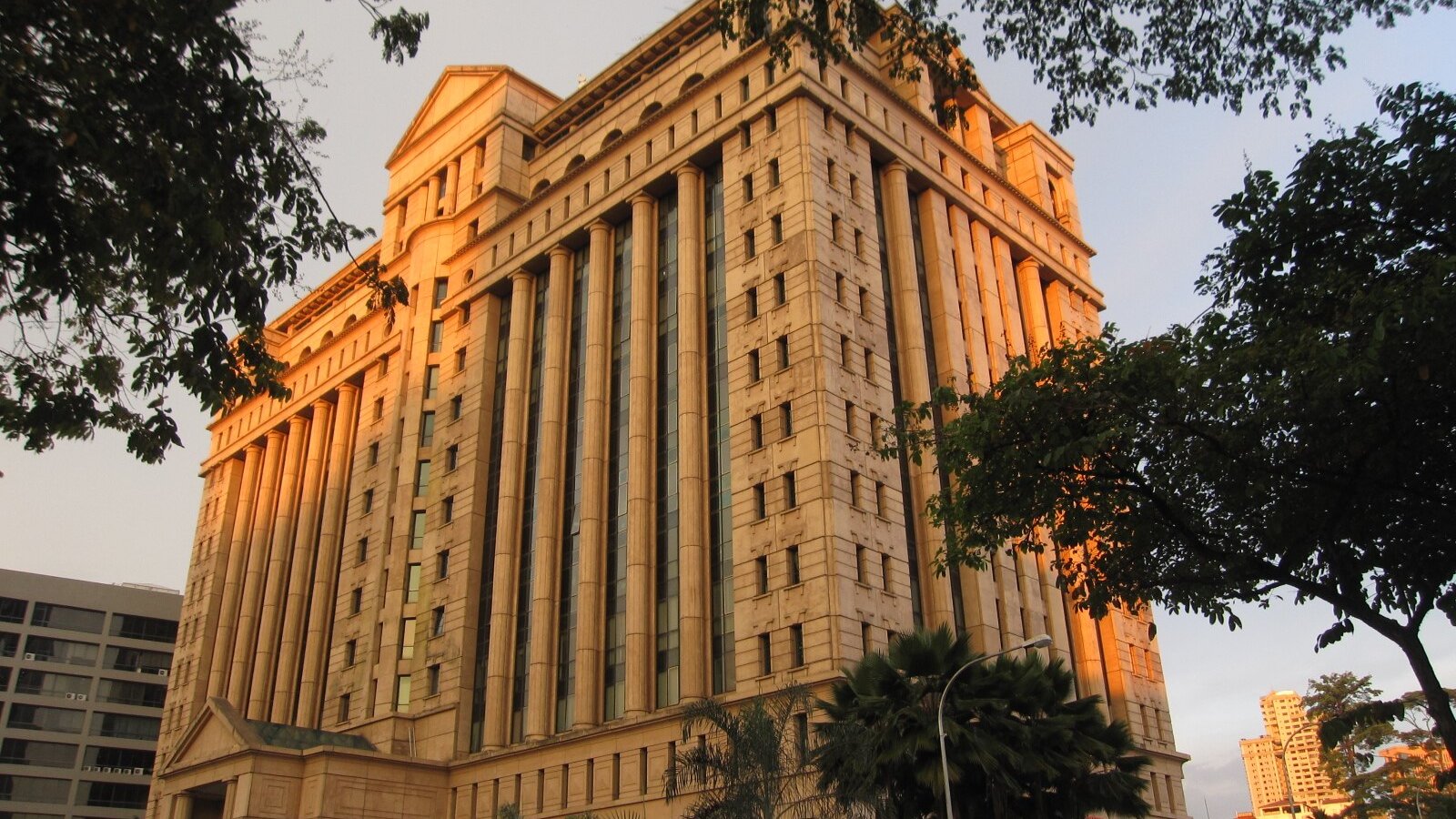 吉隆坡马来西亚交易所（Bursa Malaysia）大楼外观，周围有树木环绕